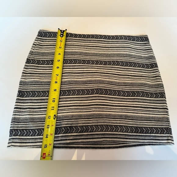 Gap size 4 grey white striped lined mini skirt with arrow design 100% cotton - Picture 5 of 6